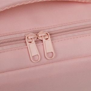 Detail eines rosa wasserfesten Oxford-Rucksacks mit glatten Doppelreißverschlüssen und Nähten