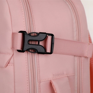 Detailansicht des wasserabweisenden Oxford-Rucksacks mit schwarzer Kunststoffschnalle