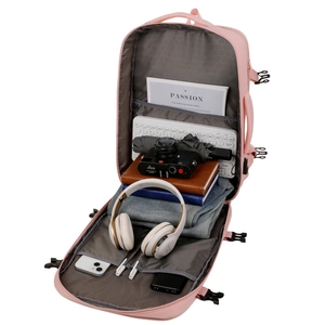 Detail eines rosa wasserdichten Oxford Rucksacks mit 180-Grad Öffnung und Innenorganisation