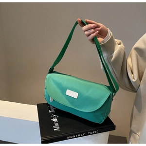 Detailansicht der grünen Nylon-Umhängetasche mit verstellbarem Riemen und Klappe