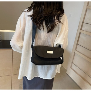 Detaillierte Nahaufnahme einer minimalistischen schwarzen Stofftasche mit breitem Gurt