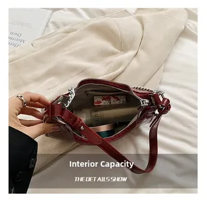 Vue détaillée de l'intérieur du sac à bandoulière en cuir PU rouge foncé et sa capacité