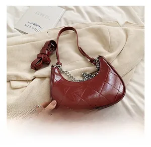 Sac hobo bordeaux avec matelassage en losanges et détail de chaîne argentée