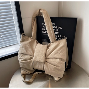 Sac à main chic beige en forme de nœud bouffant avec bandoulière et texture plissée