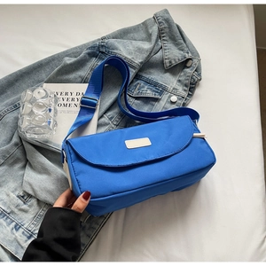 Königsblaue Nylon-Umhängetasche mit verstellbarem Riemen und minimalistischem Klappdeckel