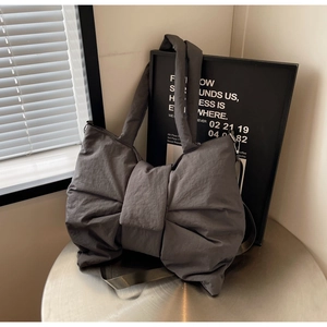 Sac à main tendance en tissu gris foncé en forme de nœud avec bandoulière réglable