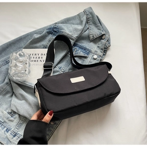 Minimalistische schwarze Umhängetasche aus Nylon für Damen mit verstellbarem Gurt