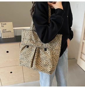 Leopardenmuster-Stofftasche mit Seitentaschen in stilvoller Lifestyle-Umgebung