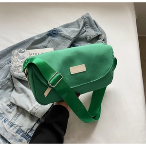 Hellgrüne Nylon-Umhängetasche mit breitem Schultergurt und schlichtem Klappendesign