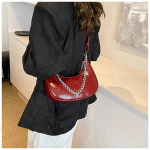 Détail du sac hobo matelassé bordeaux en cuir PU avec chaîne argentée et bandoulière