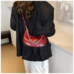 Vue détaillée du sac demi-lune rouge foncé en cuir synthétique matelassé avec chaîne argent