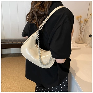 Détail du sac hobo matelassé crème avec chaîne argentée et finition en cuir PU lisse