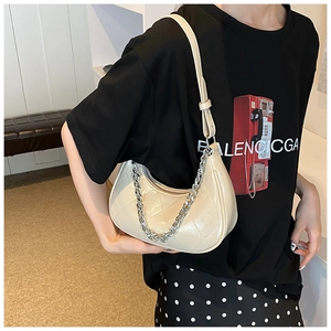 Détail du sac bandoulière crème en cuir PU avec motif matelassé et chaîne argentée