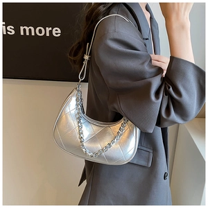 Sac hobo argenté avec matelassage en losanges et une grosse chaîne décorative en métal
