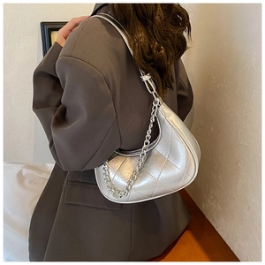 Détail du sac hobo matelassé argenté avec finition métallique et chaîne épaisse