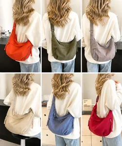 Vista detallada de bolsos cruzados de nylon en seis colores usados por modelos por detrás