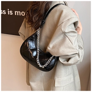 Sac bandoulière demi-lune chic en cuir PU noir matelassé avec chaîne argent
