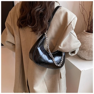 Détail du sac demi-lune en cuir PU noir matelassé avec chaîne argentée élégante