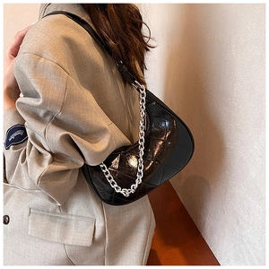 Vue détaillée du sac hobo noir en similicuir matelassé avec chaîne argentée sur modèle