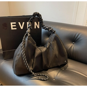 Borsa a spalla nera minimalista in tessuto plissettato con doppi spallacci decorativi