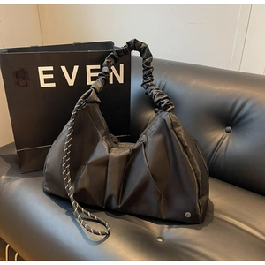 Borsa a spalla minimalista in nylon nero arricciato con dettaglio in corda intrecciata