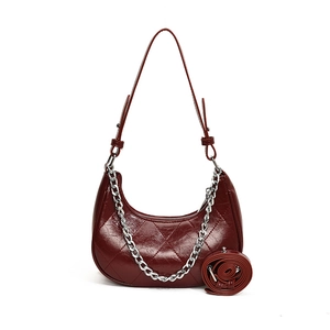 Sac bandoulière demi-lune bordeaux en cuir PU avec motif matelassé et chaîne argentée