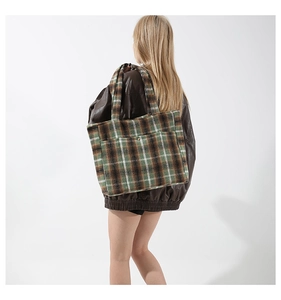 Grand sac cabas en laine à carreaux verts porté par un mannequin pour référence