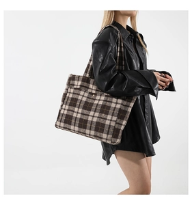 Détail du sac cabas en tweed à carreaux café et beige avec texture tissée épaisse