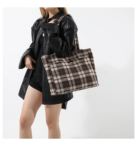 Vue détaillée du grand sac cabas en tweed à carreaux avec boucle dorée et texture laine
