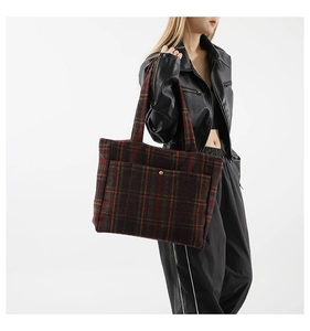 Détail du grand sac cabas à carreaux en laine avec bouton-pression doré et texture