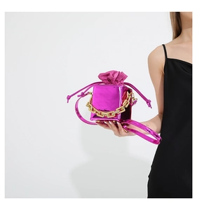 Dettaglio borsa a tracolla in pelle PU magenta metallizzato con catena d'oro e coulisse