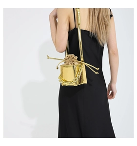 Dettaglio della mini borsa quadrata oro metallizzato con catena e fodera a coulisse