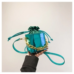 Mini borsa a secchiello a cubo in pelle PU metallizzata color ottanio con catena dorata