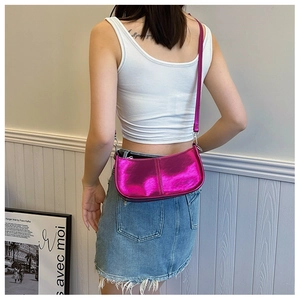 Détail du sac à bandoulière en PU rose métallisé avec finitions argentées et effet miroir