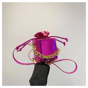 Mini borsa a tracolla rosa metallizzato in pelle PU con catena d'oro e chiusura a coulisse