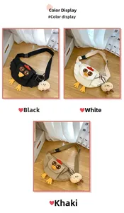 Détail du sac à bandoulière en nylon en forme de poussin avec éléments 3D et pompon