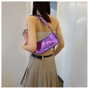 Détail du sac épaule violet métallisé Y2K avec rivets argentés sur la bandoulière