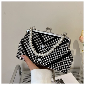 Sparkling rhinestone evening bag with elegant pearl handle and heart-shaped love charm