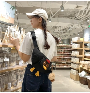 Vue détaillée du sac bandoulière en nylon avec design poussin 3D et sangle réglable