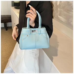 Detail der hellblauen Tasche mit Lychee-Muster Leder, Denim-Naht und silbernem Verschluss