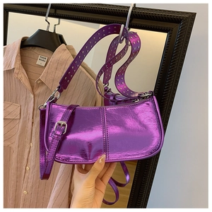 Détail macro du sac en similicuir violet métallisé avec rivets argentés et boucle