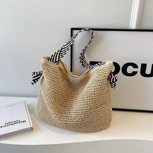 Sac bandoulière en paille tressée avec nœuds décoratifs à rayures noires et blanches