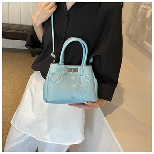 Detail der hellblauen PU-Ledertasche mit Lychee-Muster und silbernem Drehverschluss