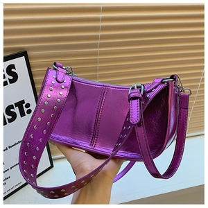 Détail d'un sac d'épaule violet métallisé Y2K avec rivets argentés et large sangle
