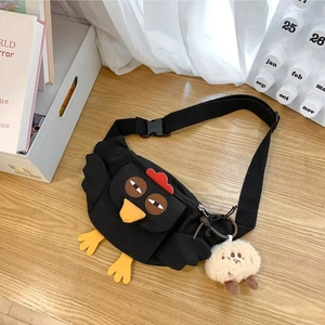Sac bandoulière minimaliste en nylon noir avec design de poussin et pendentif en peluche