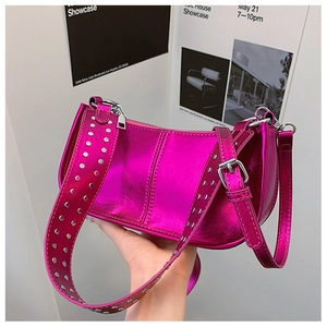 Détail du sac à bandoulière en PU métallisé rose avec rivets argentés et fermeture éclair