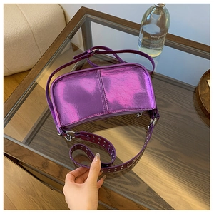 Détail du sac violet métallisé avec bandoulière à rivets et texture à effet miroir brillant