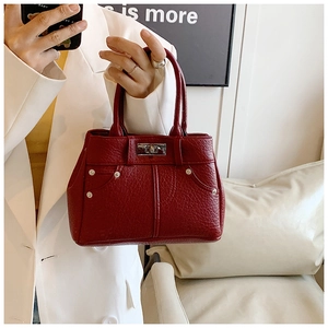 Detailaufnahme der dunkelroten PU-Ledertasche mit Lychee-Struktur und silbernen Nieten