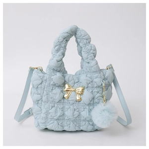 Sac bandoulière en nylon matelassé bleu clair avec nœud doré et pompon doux