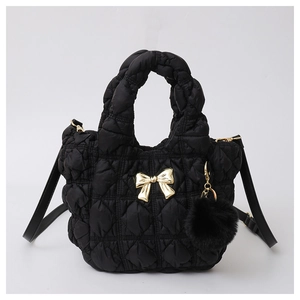 Sac à bandoulière en nylon matelassé noir avec nœud doré et pompon en fourrure doux